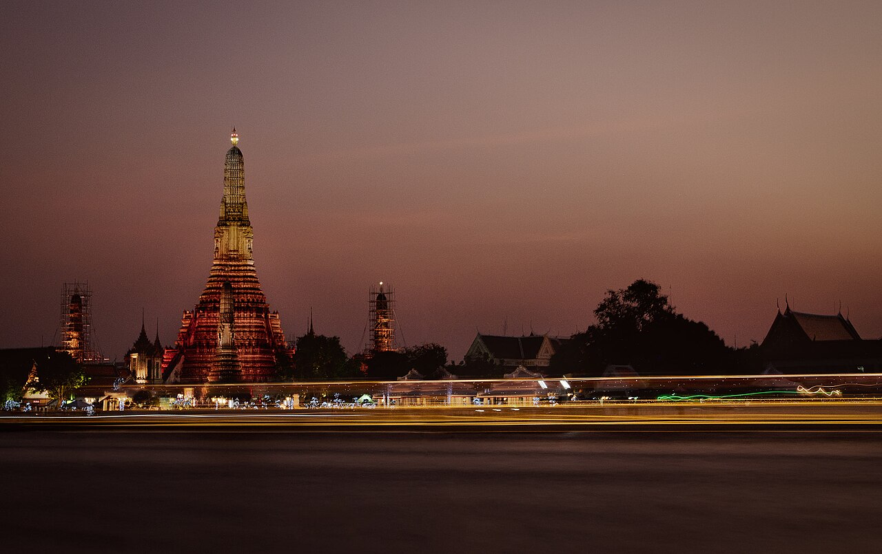 View ARUN Rooftop (sunset over Wat Arun)